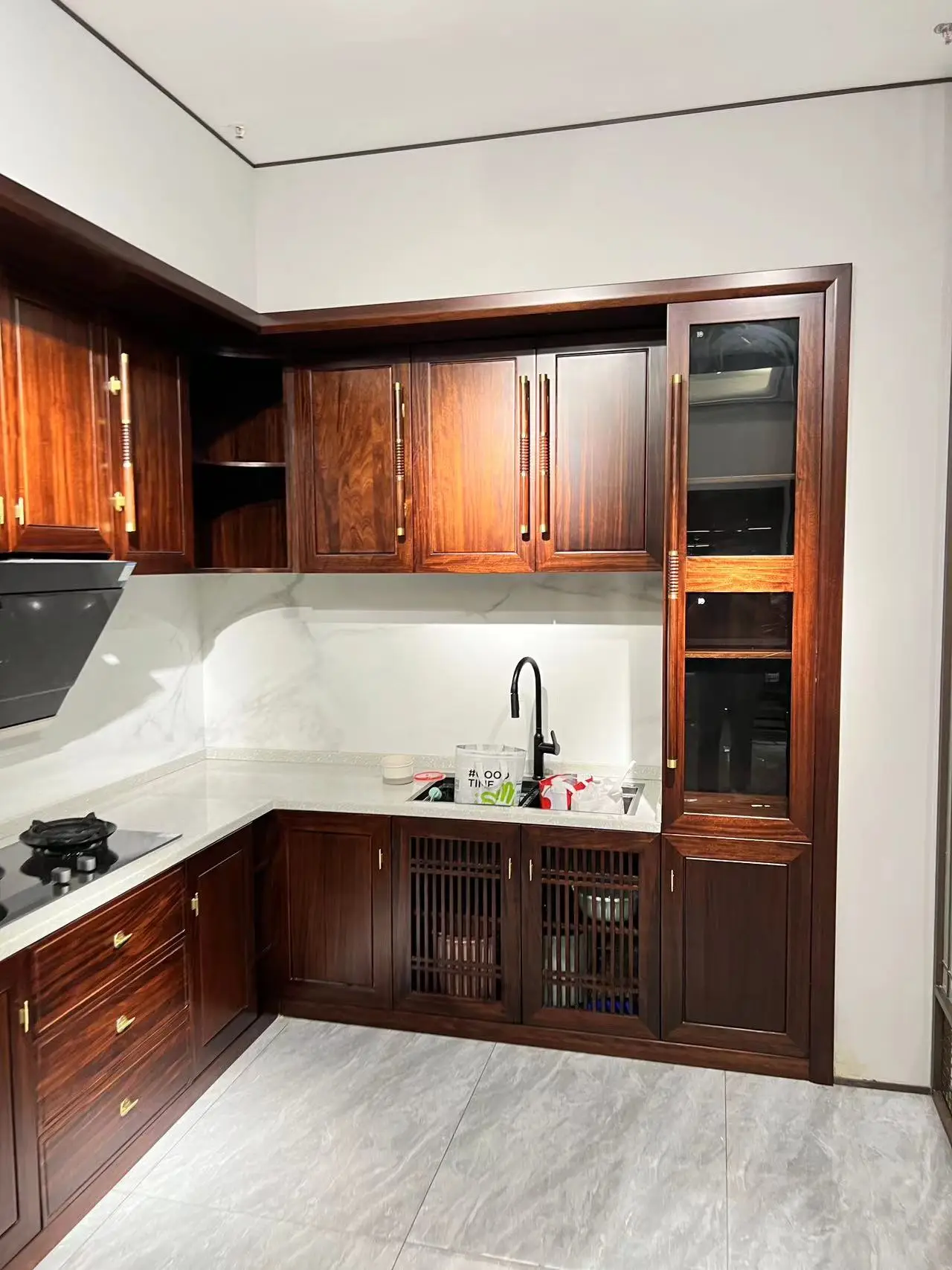 實(shí)木櫥柜定制：專家廠家揭秘與三木家具實(shí)力推薦